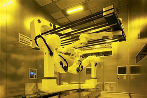 Robot waarmee de grote glaspanelen worden verwerkt in Sharp fabriek